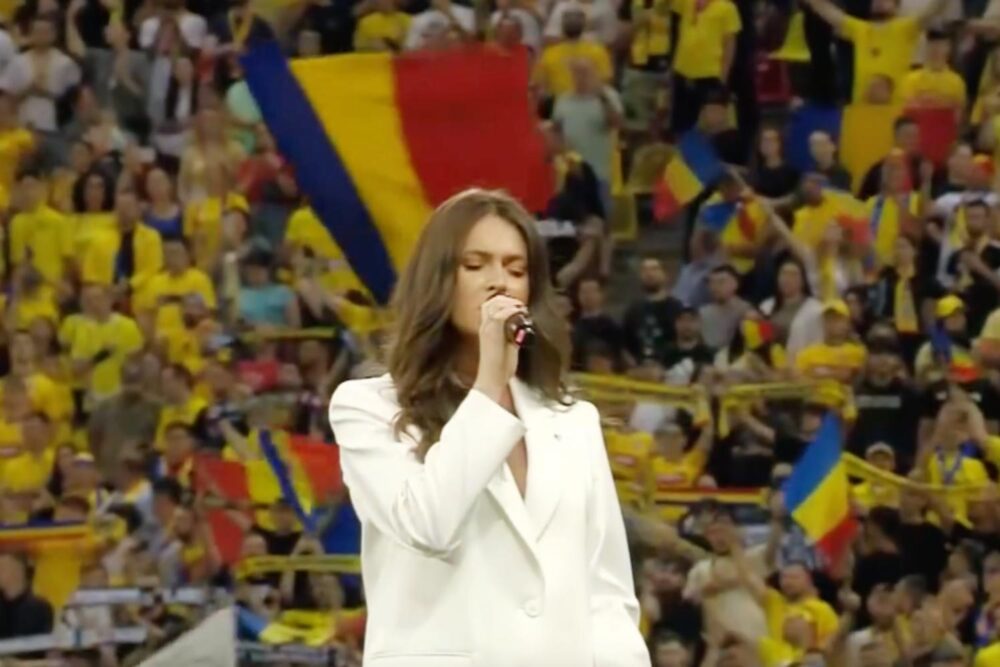Raluka cântând imnul României pe Arena Națională