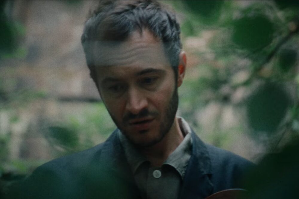 Tom Smith în videoclipul "Lights Of New York City"