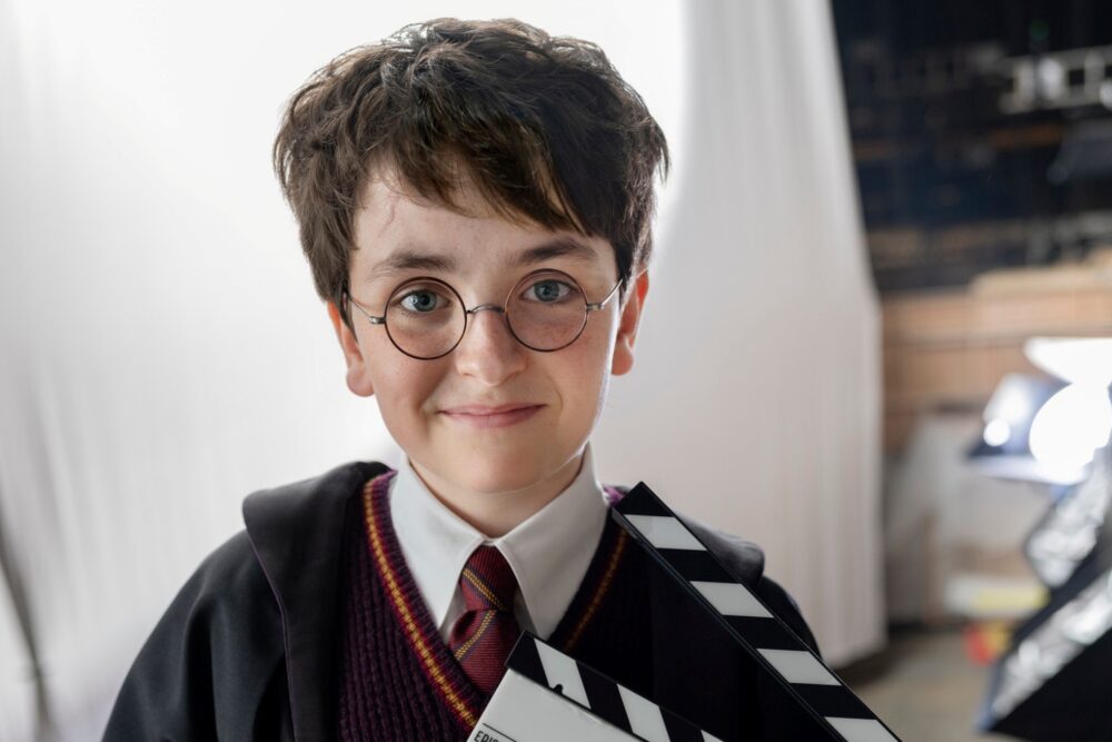 Dominic McLaughlin în rolul lui Harry Potter