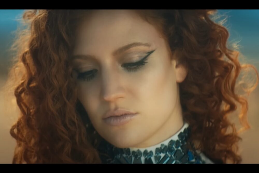 Jess Glynne în videoclipul piesei "Hold My Hand"