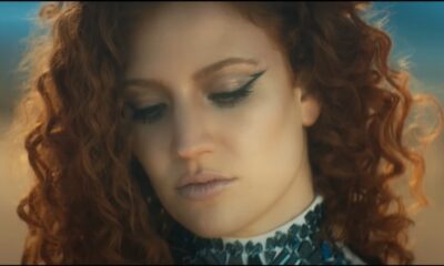 Jess Glynne în videoclipul piesei "Hold My Hand"