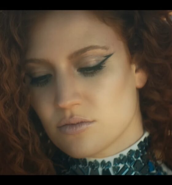 Jess Glynne în videoclipul piesei "Hold My Hand"