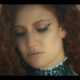 Jess Glynne în videoclipul piesei "Hold My Hand"