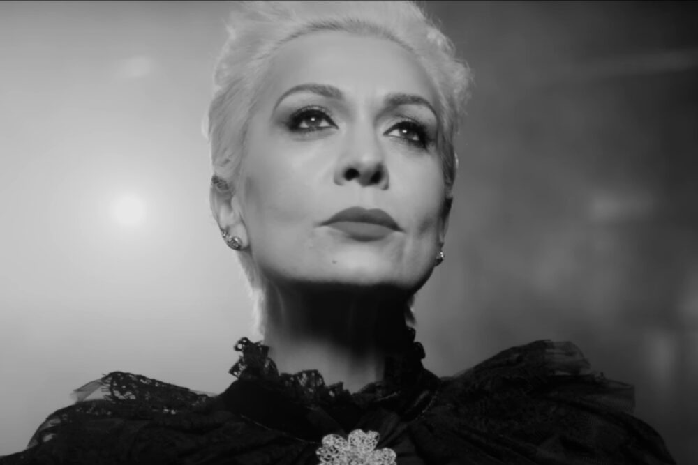 Monica Anghel în videoclipul "Imun La Te Iubesc"