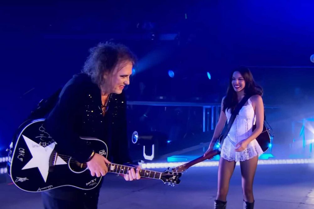 Robert Smith și Olivia Rodrigo la Glastonbury 2025
