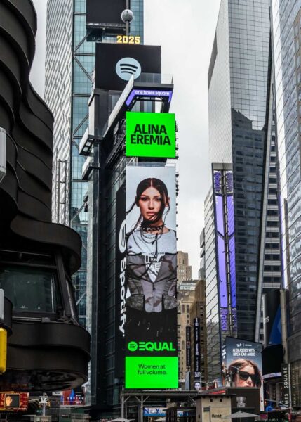 Alina Eremia pe ecranele din Times Square, New York