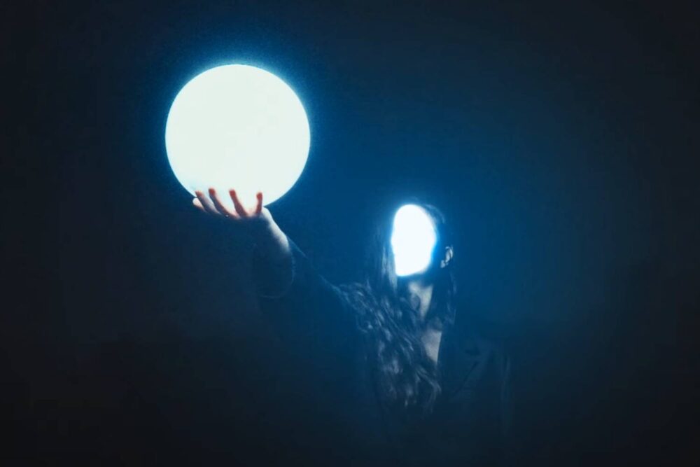 EMAA - "Cum mă ai tu" (Single Artwork)