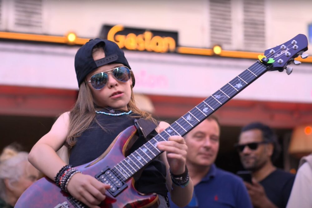 Olly Pearson interpretând solo-ul de chitară din "Bohemian Rhapsody"