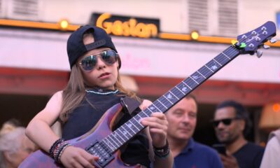 Olly Pearson interpretând solo-ul de chitară din "Bohemian Rhapsody"