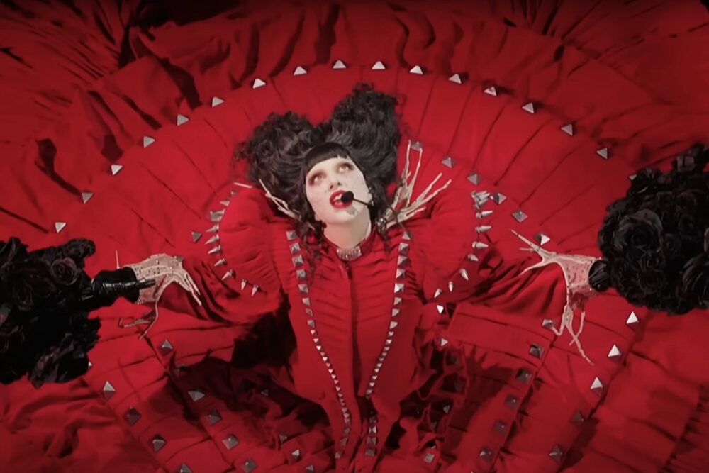 Lady Gaga cântând "Abracadabra / Dead Dance" la Video Music Awards 2025