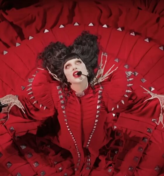 Lady Gaga cântând "Abracadabra / Dead Dance" la Video Music Awards 2025