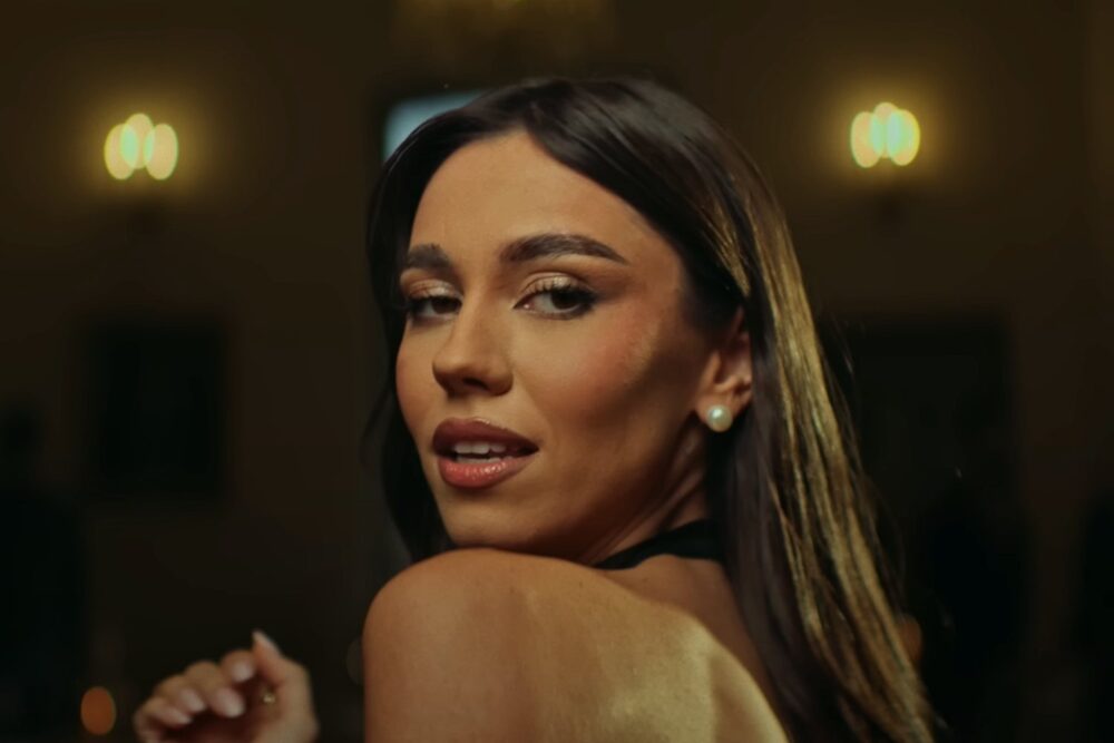 Mira în videoclipul "Toată lumea dansează"