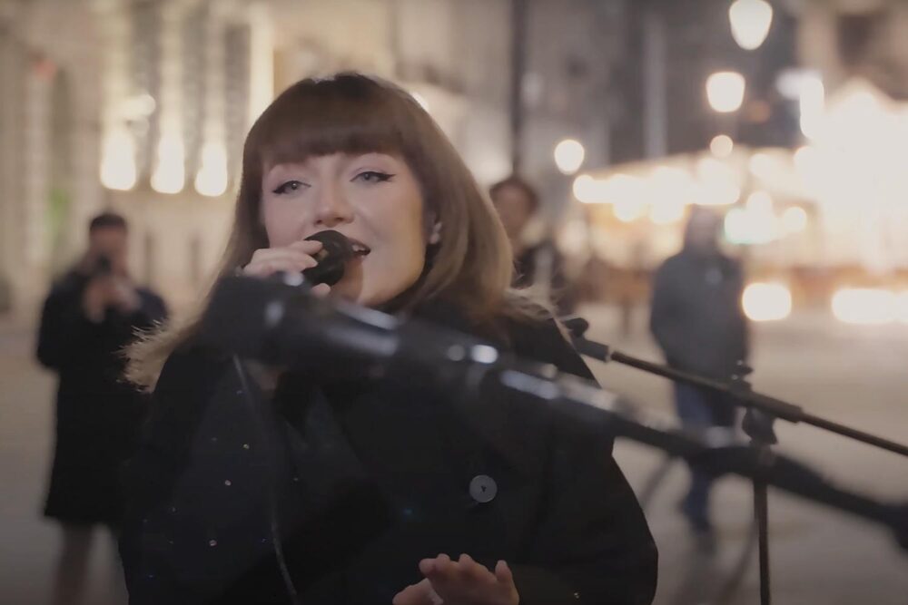 Alexandra Ungureanu cântând pe stradă