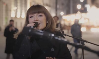 Alexandra Ungureanu cântând pe stradă