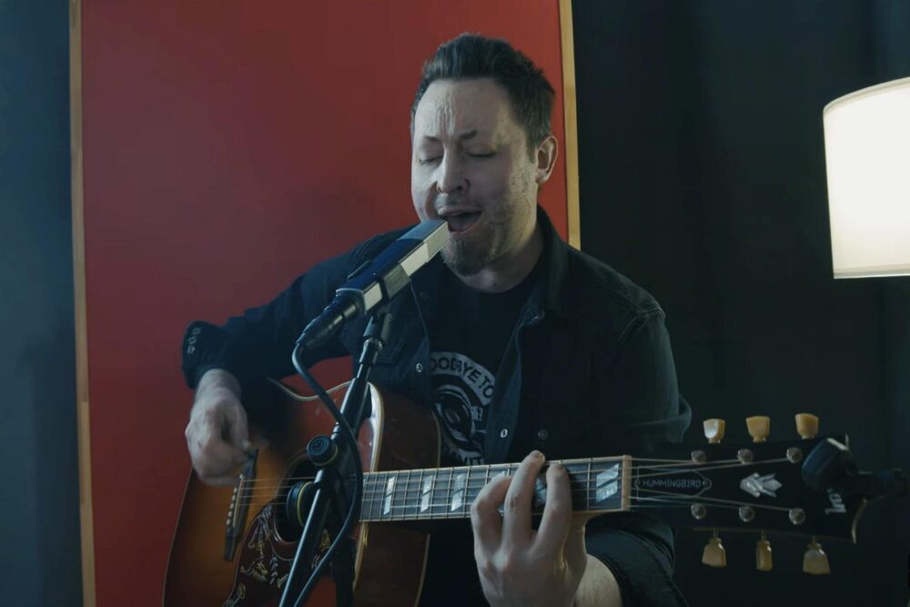 Andrei Găluț cântând alături de 10 muzicieni supraviețuitori de la Colectiv- The Memento Project