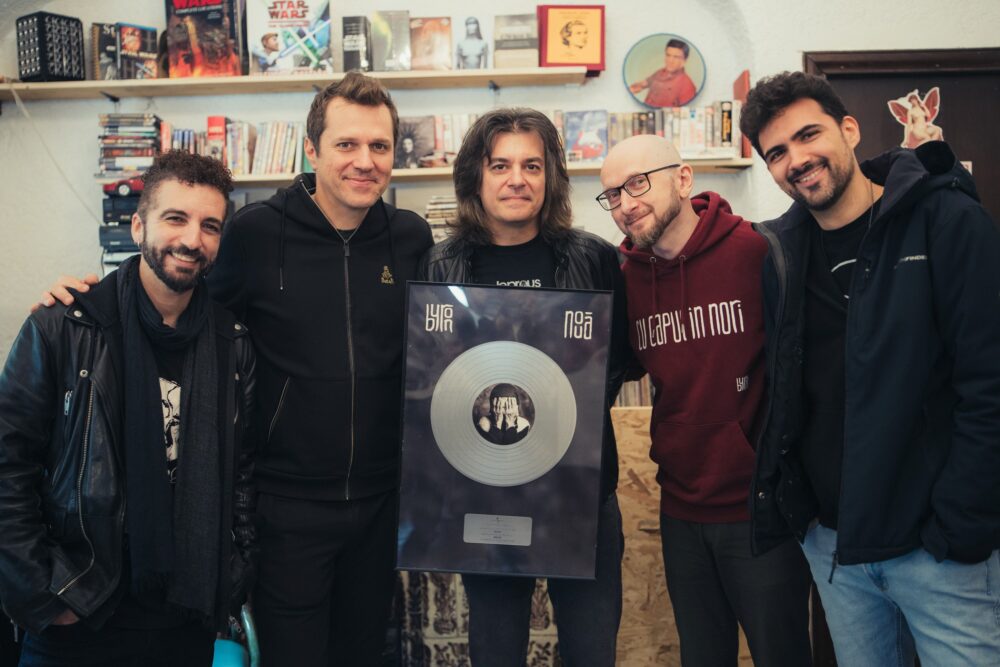 byron primind Discul de Platină pentru albumul "nouă"