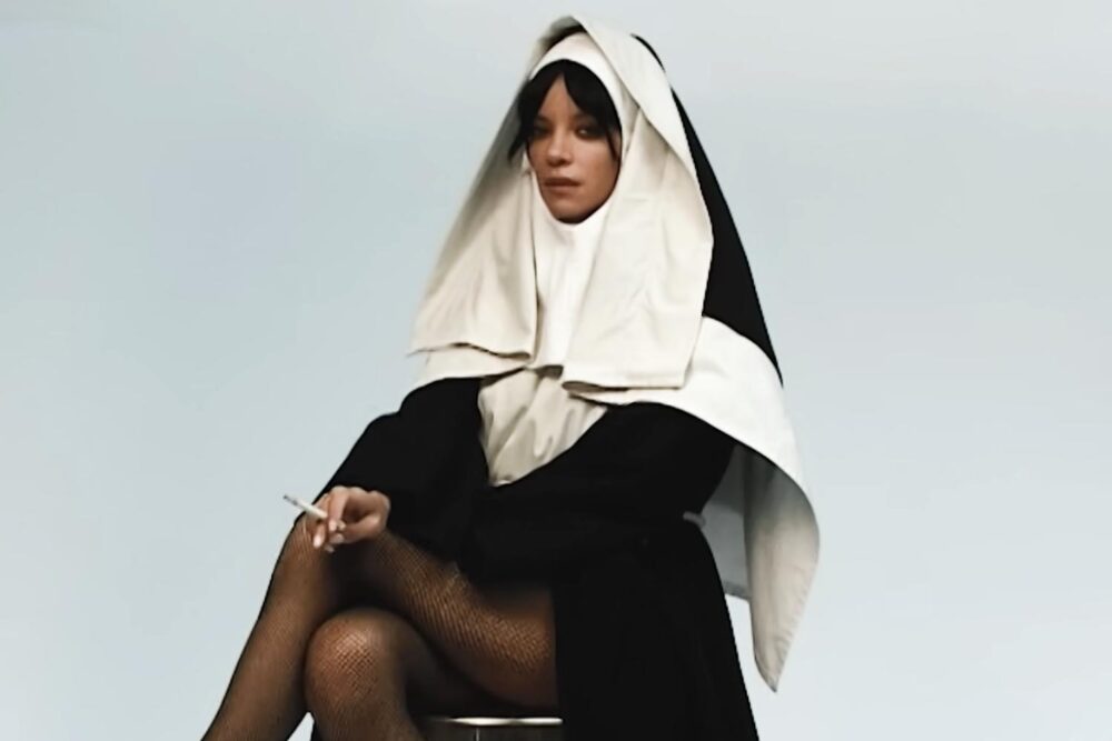 Lily Allen în visualiser-ul "Pussy Palace"