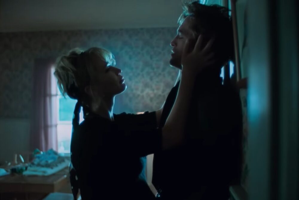 Robert Pattinson și Jennifer Lawrence în trailerul "Die My Love"