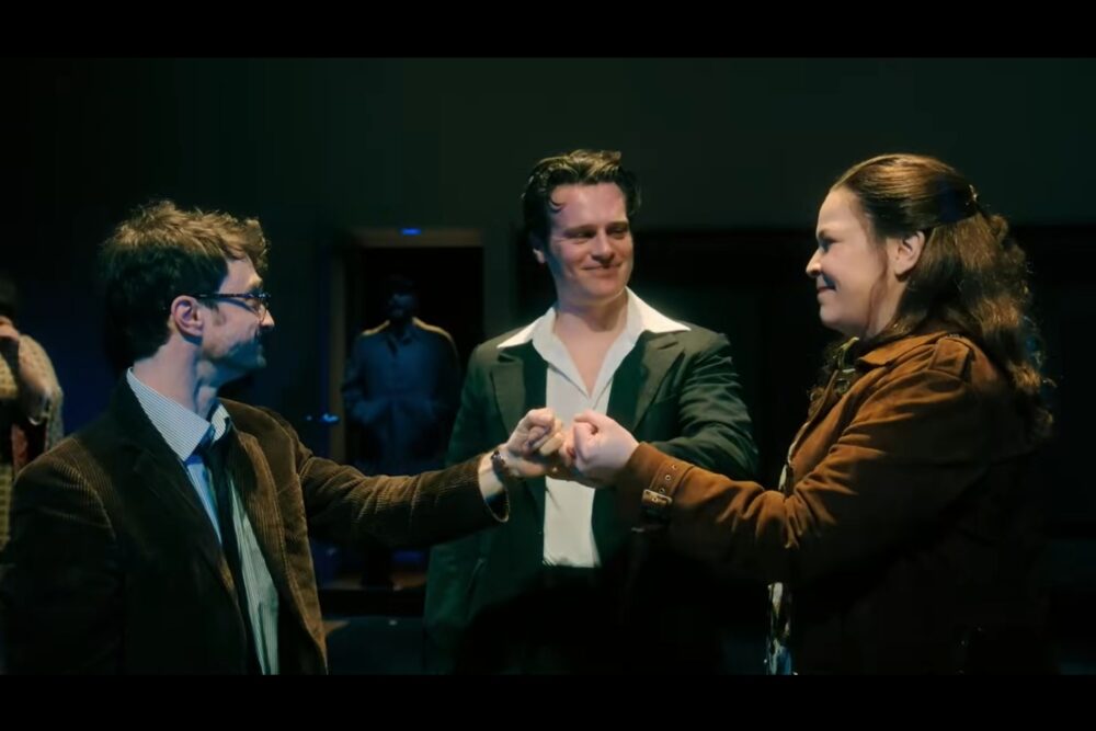 Trailer "Merrily We Roll Along"
