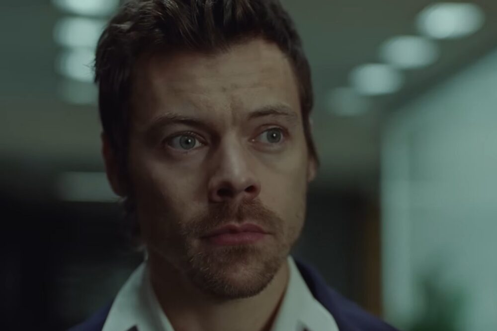 Harry Styles în videoclipul piesei "Aperture"