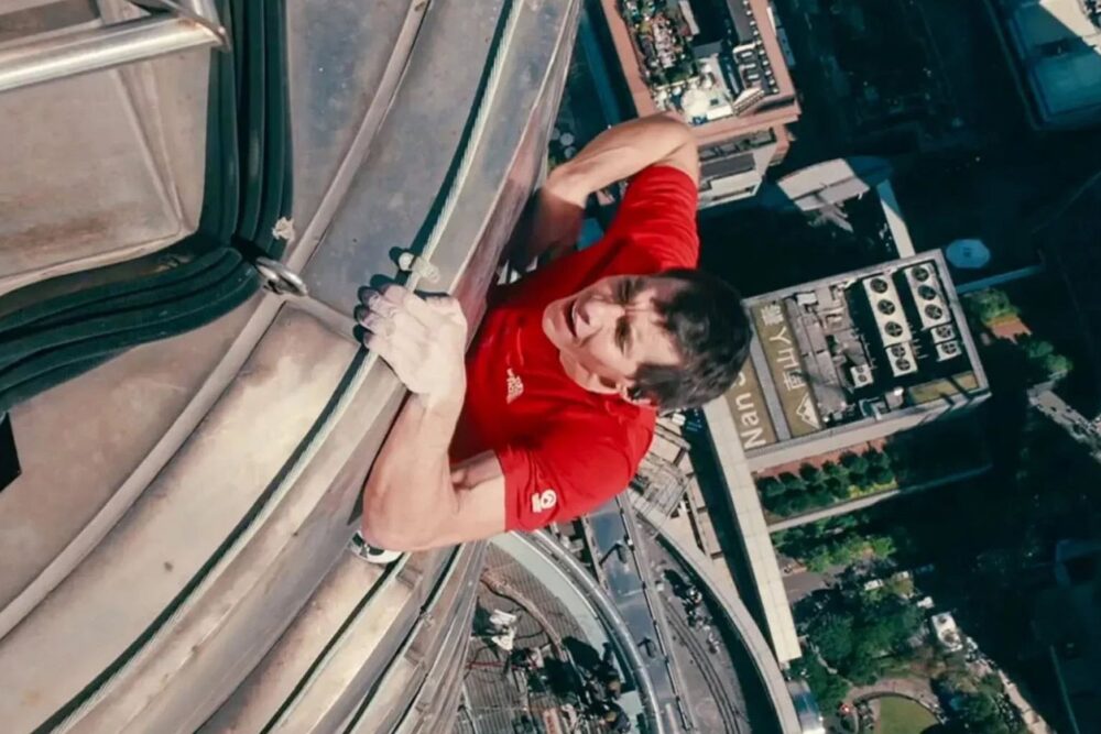 Alex Honnold urcand pe Taipei 101
