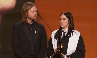 Billie Eilish și Finneas acceptând premiul Grammy pentru Piesa Anului