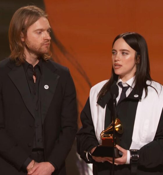 Billie Eilish și Finneas acceptând premiul Grammy pentru Piesa Anului