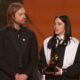 Billie Eilish și Finneas acceptând premiul Grammy pentru Piesa Anului