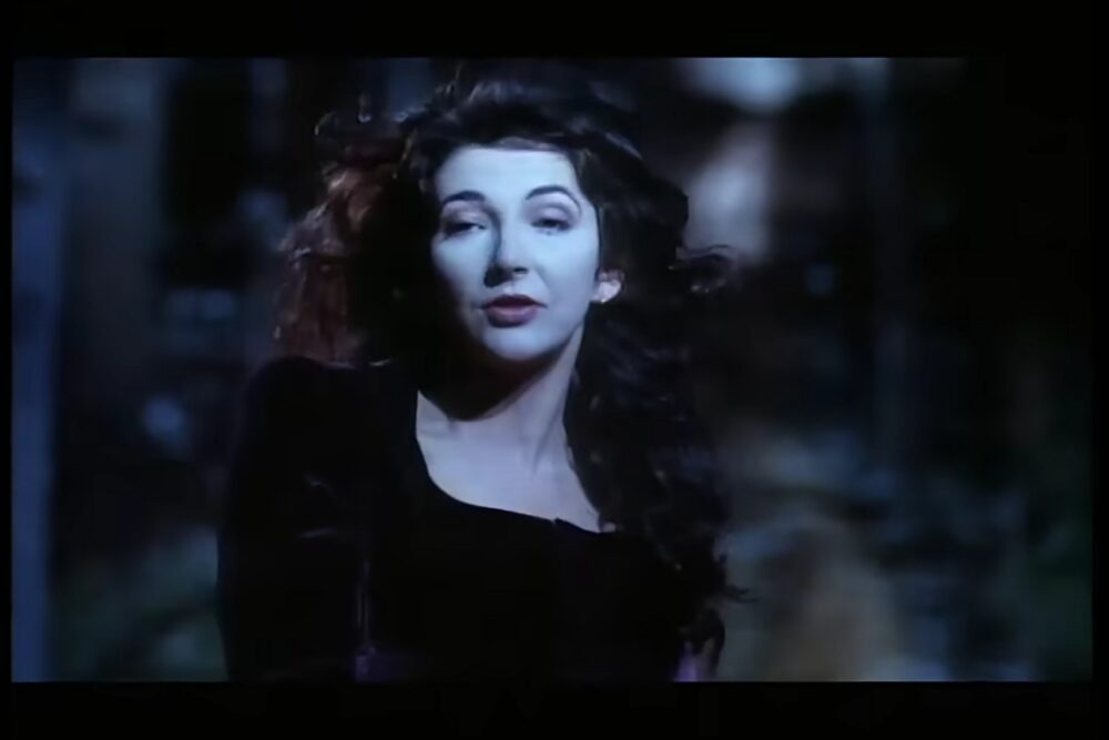 Kate Bush în videoclipul piesei "The Sensual World"