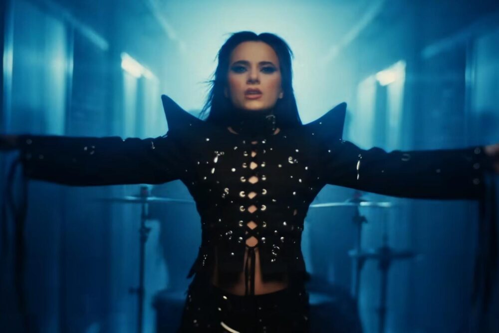Alexandra Căpitănescu în videoclipul piesei "Choke Me"
