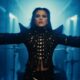 Alexandra Căpitănescu în videoclipul piesei "Choke Me"