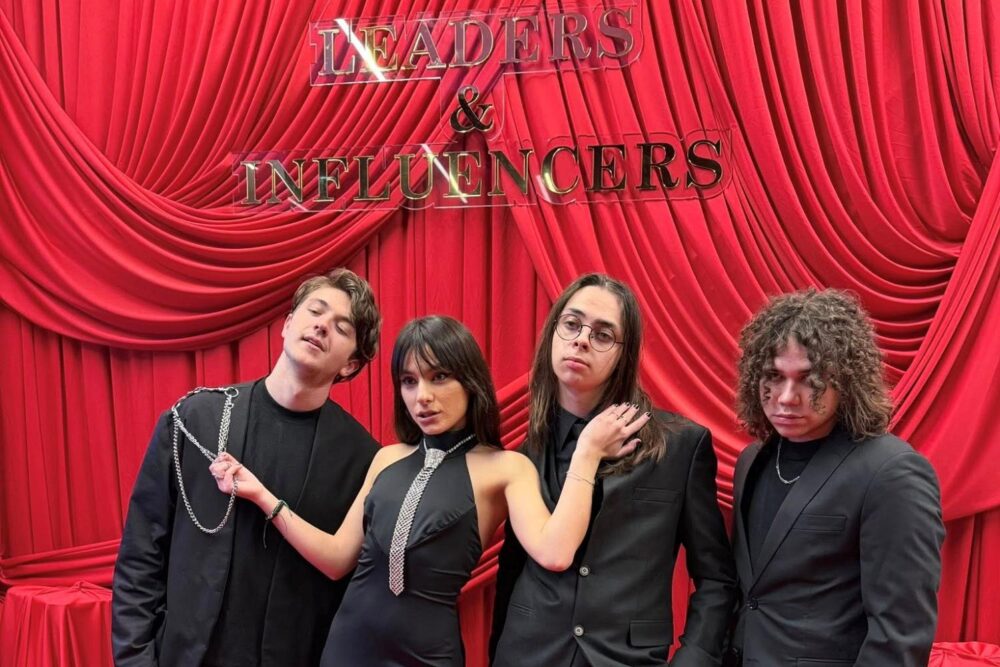 Alexandra Căpitănescu și colegii de trupă la Leaders & Influencers Awards
