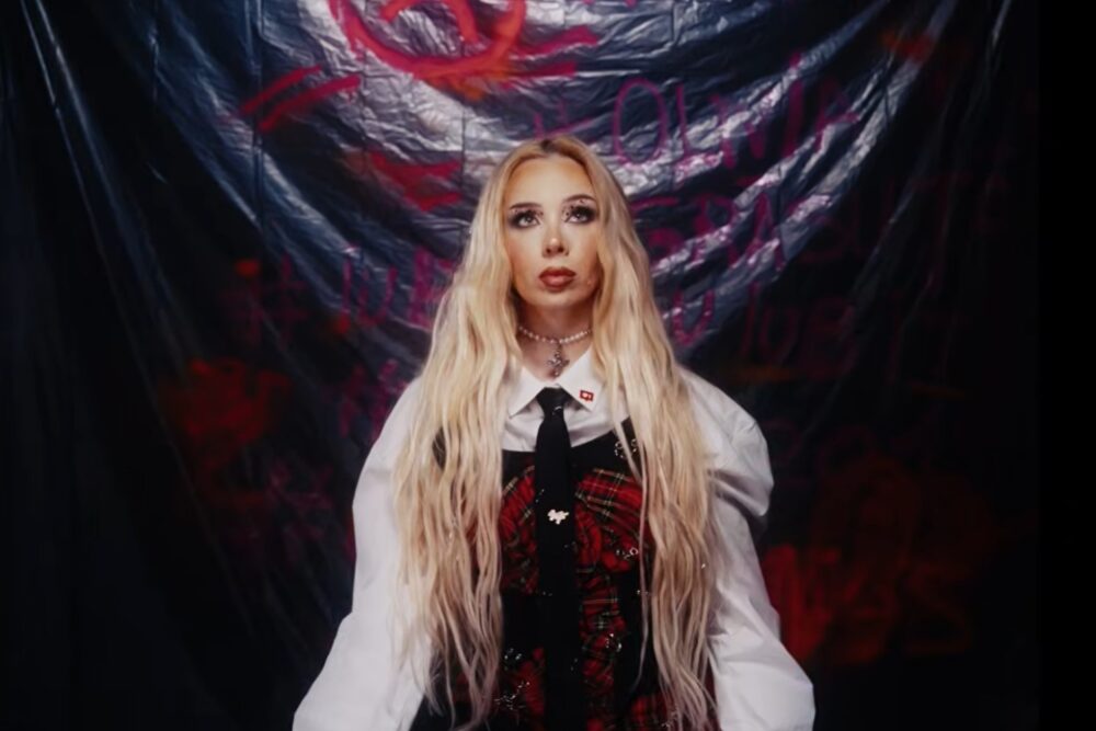 Olivia Addams în videoclipul piesei "Gura Lumii"