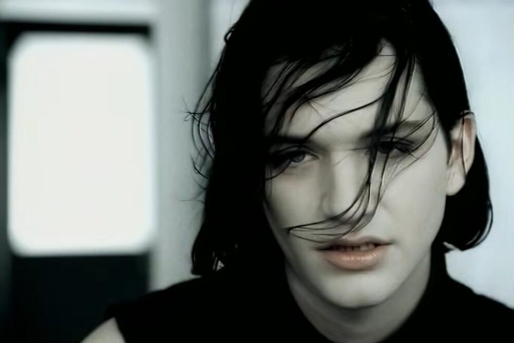 Brian Molko, vocalistul Placebo, în promo-ul turneului aniversar