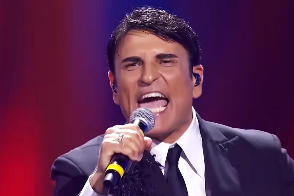 Sal Da vinci cântând "Per sempre si" la Sanremo 2026