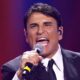 Sal Da vinci cântând "Per sempre si" la Sanremo 2026