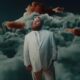 Teddy Swims în videoclipul "Bad Dreams"