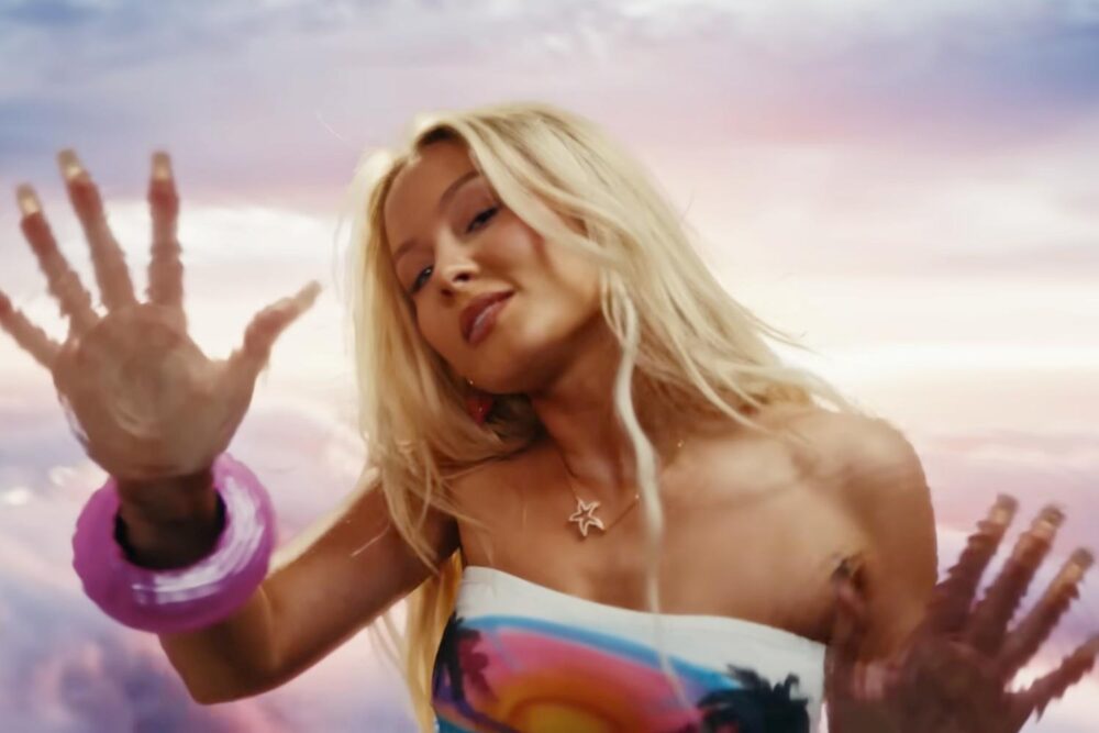 Zara Larsson în videoclipul "Midnight Sun"