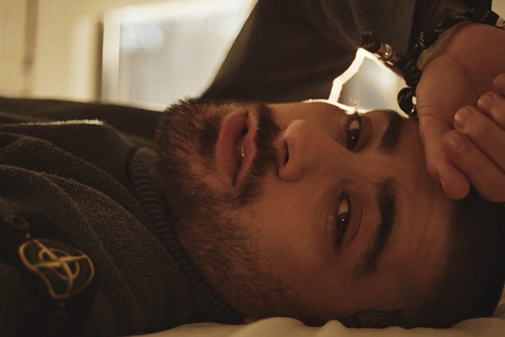 Zayn în visualizer-ul "Sideways"