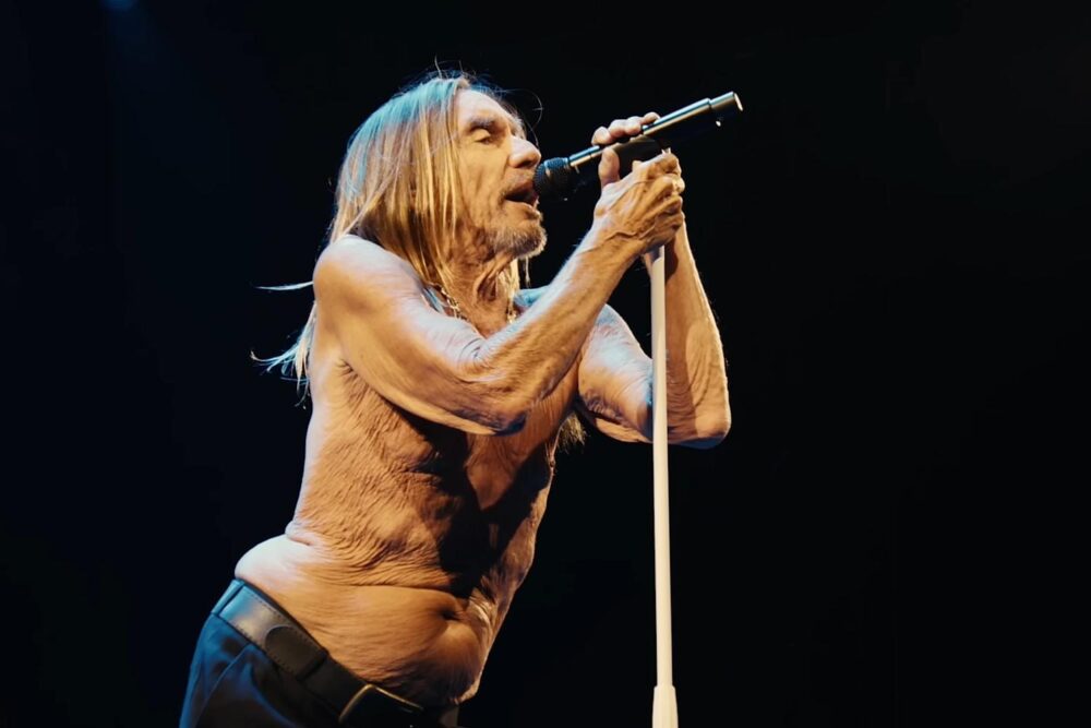 Iggy Pop cântând "The Passenger" live la Coachella 2026