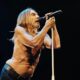 Iggy Pop cântând "The Passenger" live la Coachella 2026