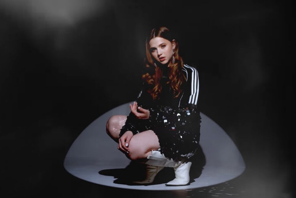 Alessia Pop în videoclipul piesei "Seară de mai"