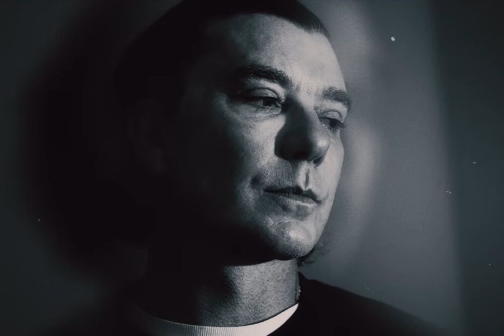 Gavin Rossdale în videoclipul piesei "Swallowed (30 Suns of Sound)