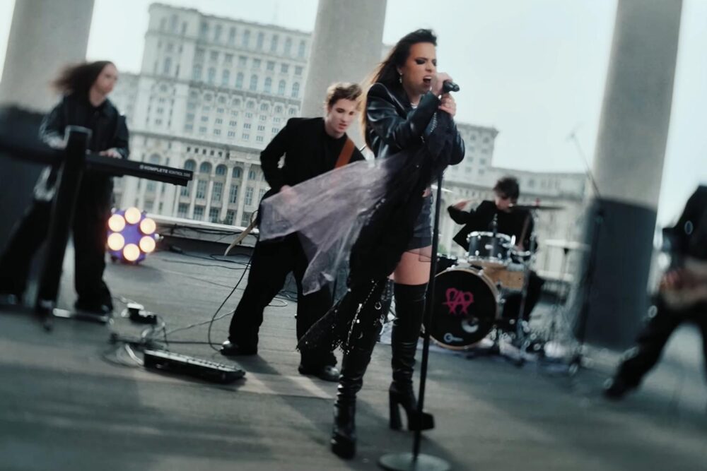 Alexandra Capitanescu - "Choke Me" (Live in Bucharest)