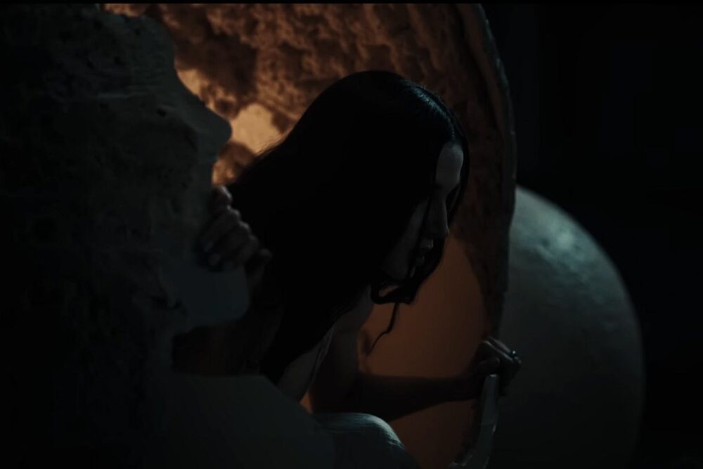 Videoclip Poppy Dying to Forget