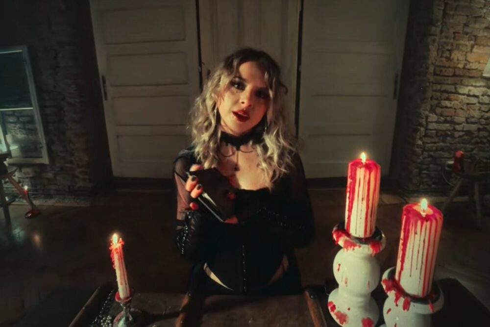 ILINCA în videoclipul piesei "Tarot"