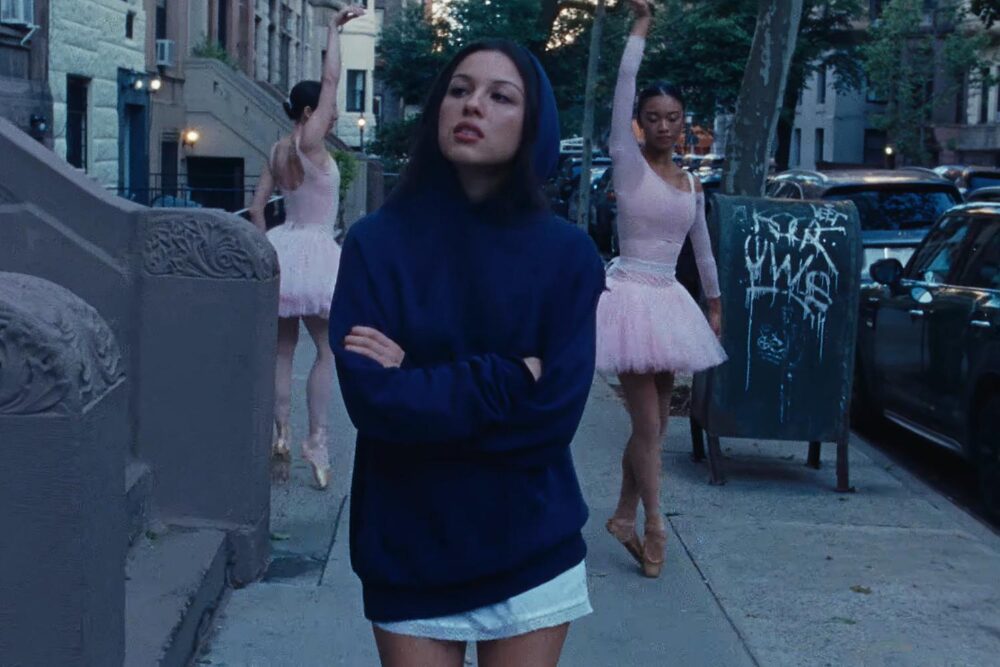 Olivia Rodrigo în videoclipul "stupid song"
