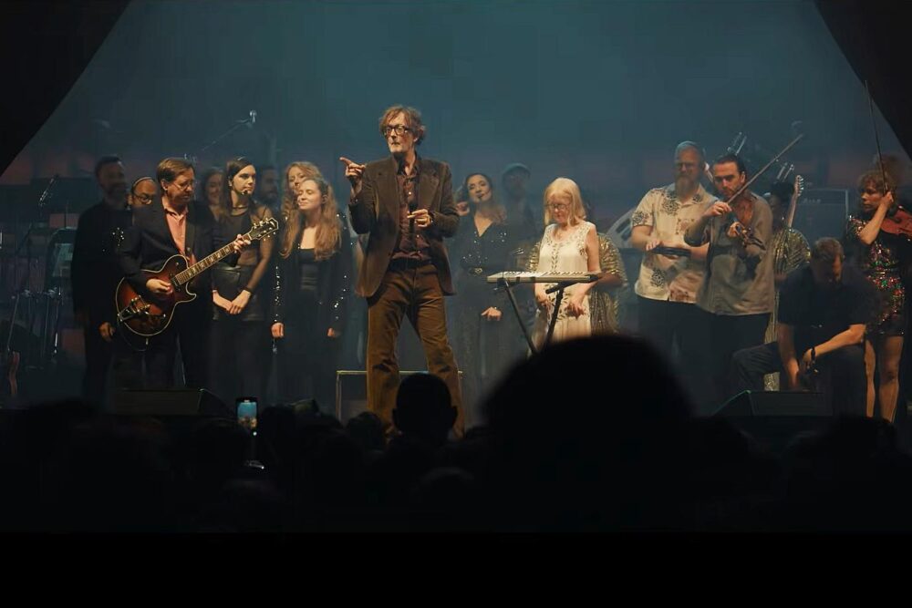 Pulp cântând live piesa "A sunset"