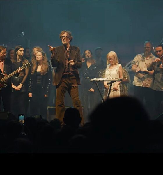 Pulp cântând live piesa "A sunset"