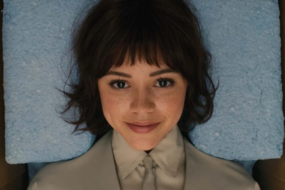 Jenna Ortega în trailerul "Klara and the Sun"